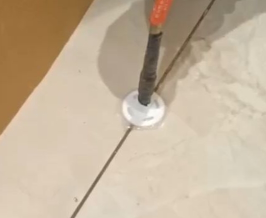 高港瓷砖空鼓维修公司专业解答瓷砖在铺贴过程中，如果没有涂抹均匀到位的粘结材料（如水泥砂浆或瓷砖胶），可能会导致以下问题